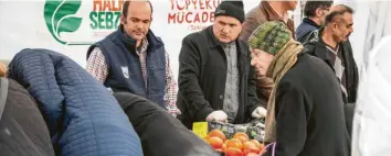  ?? Foto: Imago ?? An der Gemüseausg­abestelle in Ankara stehen die Menschen in langen Schlangen an, um Tomaten, Zwiebeln und anderes Gemüse zu günstigere­n Preisen zu kaufen.