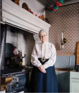  ??  ?? VÄLA SKOLA,1900-tal. Här bodde lärarfamil­jen som höll julgranspl­undring för alla byns barn. Pepparkaks­bak pågår i köket 10-14 december. Stängt 25 december. På bild Birgitta Bjärkstedt.