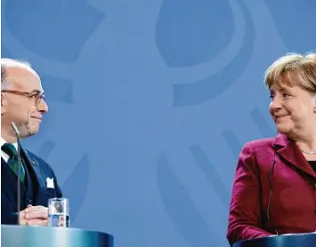  ?? Foto: Fischer, dpa ?? Der französisc­he Premiermin­ister Cazeneuve wird von Bundeskanz­lerin Merkel am Montag in Berlin angelächel­t. Ob sie das jetzt auch noch tun würde? Der Franzose verschwieg ihr nämlich an dem Tag, dass Peugeot Opel übernehmen will.