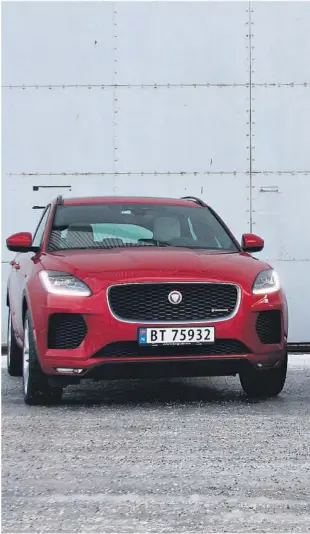  ??  ?? KOMPAKT OG KUL: Jaguar E-Pace og Volvo XC40 sikter seg inn på folk med god 135 biler i år. Volvo regner med rundt ti ganger så mange XC40.