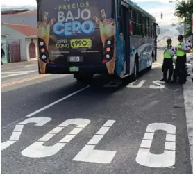  ?? ALONSO TENORIO ?? Ayer, oficiales de Tránsito vigilaron el uso correcto del carril exclusivo para autobuses en Guadalupe.