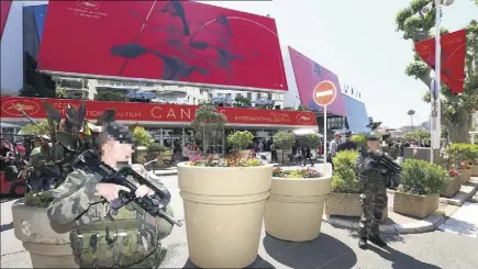  ?? (Photos Patrice Lapoirie) ?? Les militaires de l’opération Sentinelle sont associés à ce dispositif de sécurisati­on d’une ampleur inégalée.