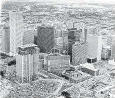  ?? Houston Chronicle file ?? In 1971, new buildings included Allen Center, lower left, One Shell and the Hyatt Regency Hotel (under constructi­on), center.