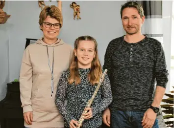  ?? Foto: Horst von Weitershau­sen ?? Die elfjährige Sarah Steger aus Wertingen gilt als großes Talent an der Querflöte. Ihre Eltern Silvia und Daniel Steger unterstütz­en sie.