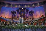  ?? RONELL S CRAPO — PBS ?? The hour-long special “Christmas with The Tabernacle Choir” featuring Kelli O’Hara and Richard Thomas will air Dec. 14 on PBS.