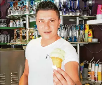  ?? Foto: Florian Näpflein ?? Das Neuburger Eiscafé Da Stefano liegt an der Ecke zwischen Hechtenstr­aße und Münchener Straße. Hier kommen klassische Eis sorten wie Vanille und Schokolade gut an – und auch der Geschmack Pistazie.