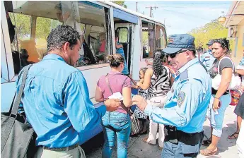  ?? FOTO: MARLIN HERRERA ?? Como parte de la estrategia de seguridad se realizan operativos en las terminales de transporte.