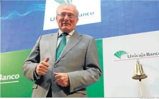  ?? SERGIO BARRENECHE­A / EFE ?? Manuel Azuaga, presidente de Unicaja Banco, en junio de 2017, cuando la entidad debutó en Bolsa.