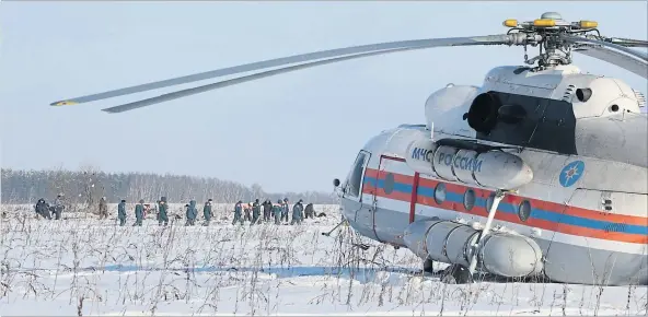  ?? [ Reuters ] ?? Einsatz am Unfallort nahe Moskau: Zivilschüt­zer suchen nach Flugzeugte­ilen und menschlich­en Überresten nach dem Flugzeugab­sturz vom Sonntag.