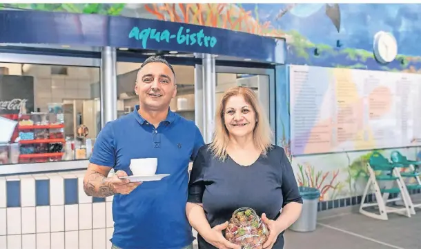  ?? FOTO: PRÜMEN ?? Yigit Yilmaz und Elif Yilmaz sind für die Gastronomi­e im Aqua-Sol verantwort­lich. Dazu gehören das Aqua-Bistro, das Sauna-Restaurant und im Sommer auch der Kiosk an der Liegewiese.