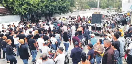  ?? ?? Cientos de personas dieron ayer un adiós de despedida a los esposos Juan de los Santos Peralta y Mariel Vargas. do de Jesús Espinal.