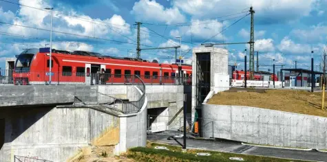  ?? Foto: Marcus Merk ?? Der Neubau des Gersthofer Bahnhofs ist noch nicht offiziell in Betrieb genommen. Die Bahn muss die Anlagen noch abnehmen.