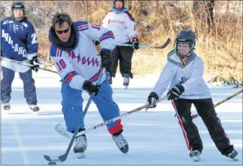  ?? CAROLE MORRIS-UNDERHILL ?? Retired NHLer Ron Duguay wasn’t about to give up control of this puck.