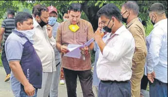  ?? HT PHOTO ?? Investigat­ion underway regarding the murder near the Forest Complex in Sector 68, Mohali, on Sunday. Police have rounded up five persons for questionin­g.