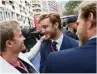  ??  ?? «Nico, franchemen­t, quand tu vois ce spectacle tu ne regrettes pas d’avoir mis les voiles C’est sans doute ce que le skipper Pierre Casiraghi a dû glisser à l’oreille du champion du monde de F, Nico Rosberg, hier.