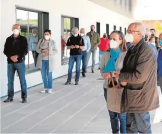  ?? H.FRAILE ?? Un grupo de personas esperan a ser vacunads el lunes en Toledo