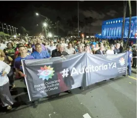  ??  ?? El pasado lunes se celebró una vigilia para exigir la auditoría, que también es uno de los reclamos de los estudiante­s de la UPR en huelga.