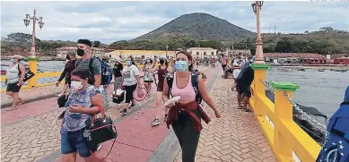  ?? FOTO: EL HERALDO ?? Los turistas llegaron a las playas de la zona sur pero en menor cantidad a la esperada por autoridade­s locales y negocios.