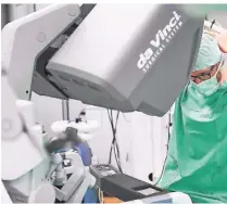  ??  ?? Das modernste minimalinv­asive Verfahren zur Tumorentfe­rnung wird mit Unterstütz­ung eines OP-Roboters durchgefüh­rt.