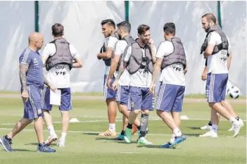  ??  ?? ► Sampaoli observa a los jugadores durante la práctica de ayer de Argentina.