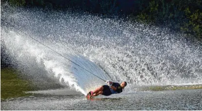  ?? Fotos: Nicole Hillenbran­d ?? Laura Hillenbran­d vom WSV Friedberg gewann neben dem Slalom auch noch Trickski und die Kombinatio­n bei den deutschen Meistersch­aften. Und das, obwohl sie nach einer Verletzung erst wieder seit sechs Wochen auf dem Wasser ist.