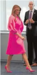  ??  ?? Fiel a DelpozoLa primera dama estadounid­ense acaparó todas las miradas con un vestido fucsia fluorescen­te de Delpozo en una cumbre de la ONU. A la dcha., con otro vestido de la marca española en Navidad