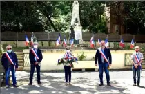  ??  ?? Le maire Christian Gaillard lors d’un dépôt de gerbe au monument aux morts pendant le confinemen­t.