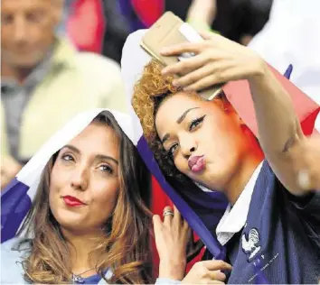  ?? AFP ?? Um das Selfie aus dem Stadion direkt an Freunde zu verschicke­n, ist Daten-Roaming nötig.