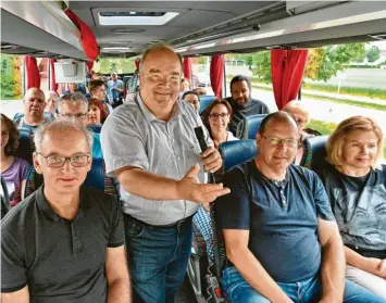  ?? Foto: Andreas Lode ?? Roland Mair (links) organisier­te zusammen mit Anne und Peter Hagspiel eine Stadtrundf­ahrt mit Bürgermeis­ter Paul Metz (ste‰ hend) als Reiseführe­r.