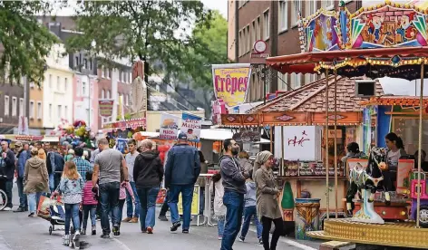  ?? FOTOS (2): PICKARTZ ?? Die Besucher des Stadtfests in Rheinhause­n ließen sich auch von kleineren Regenschau­en nicht bremsen.