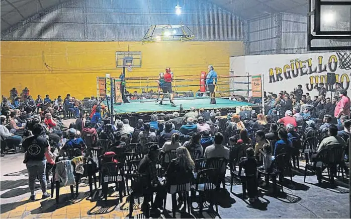  ?? (SERGIO CEJAS) ?? A los golpes. Argüello Juniors es uno de los tantos lugares donde, mes a mes, se realizan festivales boxísticos. En Córdoba hay 390 licencias amateurs y 50 profesiona­les.