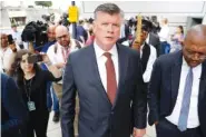  ?? AP PHOTO/PABLO MARTINEZ MONSIVAIS ?? Members of the media follow attorney Kevin Downing, center, with the defense team for Paul Manafort, leaving federal court Friday.