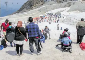  ?? BILD: SN/ANTON KAINDL ?? Großer Andrang in der Eisarena auf dem Kitzsteinh­orn. Auch Said und Maitha (ganz links) haben sich Rutschtell­er ausgeliehe­n.