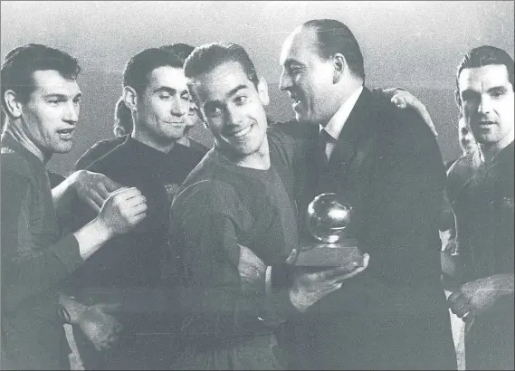  ?? FOTO: BERT ?? Luis Suárez recibe el Balón de Oro de 1960 el 8 de marzo de 1961 Segarra, Ramallets y Garay, testigos en primera fila. Después, 4-0 al Spartak con doblete de Tejada