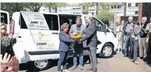  ?? FOTO: MARKUS RICK ?? Zur Fahrzeugsp­ende gab es auch noch Blumen bei der Übergabe mit Manuela Brülls, Andreas Offermann und Olaf Horstmann (v.l.).