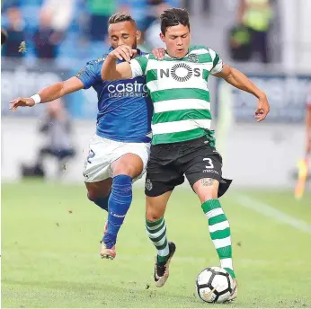  ??  ?? Jonathan Silva tem aproveitad­o as lesões de Fábio Coentrão para se mostrar