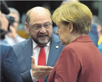  ?? FOTO: AFP ?? Herausford­erer und Amtsinhabe­rin: Martin Schulz (SPD) im Gespräch mit Angela Merkel (CDU).