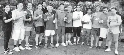  ??  ?? JOHNSON (depan lima kiri), bersama antara pengurus-pengurus pasukan dan pemain yang akan menyertai Kejohanan Tenis Berpasukan 1Malaysia Datin Seri Rosmah Mansor Jemputan Sabah 2017 semasa sesi penyesuaia­n diri di Sutera Harbour Resorts pada Khamis.