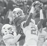  ?? Tom Reel / San Antonio Express-News ?? Duke Thomas (21) makes the intercepti­on last year that led to a scuffle after Texas players took exception to the way Baylor tackled Thomas.