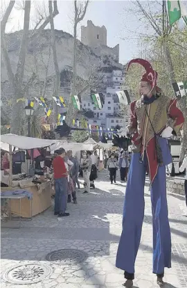  ?? Foto: Amata ?? Probeweise durften die Handwerker in Alcalá bereits auf einem mittelalte­rlichen Markt ihre Waren verkaufen.