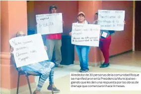  ??  ?? Alrededor de 30 personas de la comunidad Roque se manifestar­on en la Presidenci­a Municipal exigiendo que les den una respuesta por las obras de drenaje que comenzaron hace 9 meses.