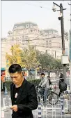  ??  ?? Acecho. Cámara de vigilancia (arriba) y ciudadanos en Pekín.