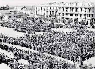  ??  ?? Greek Jews are seen being rounded up for deportatio­n in the northern port city of Thessaloni­ki, in July 1942.