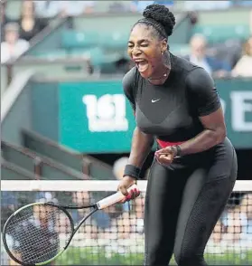  ?? FOTO: AP ?? Serena Williams ganó ayer a Kristyna Pliskova jugando con un ceñido traje de licra negro