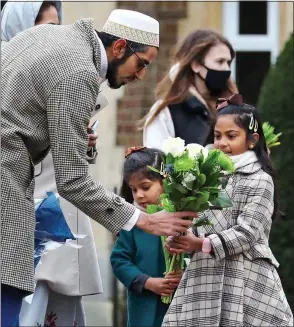  ??  ?? CONDOLENCE­S: A young family at Windsor Castle prepare to pay their respects