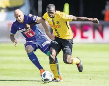  ?? KEYSTONE ?? Luzerns Valeriane Gvilia (l.) und YB-Spieler Sekou Sanogo streiten sich um den Ball.