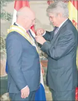  ??  ?? En ministro de Relaciones Exteriores de España, Alfonso Dastis (d), impuso ayer la distinción Isabel La Católica al canciller Eladio Loizaga.