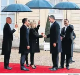  ?? EFE / CASA REAL ?? La esposa de Macron saluda a Felipe VI antes del acto de ayer en París.