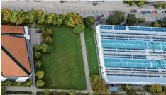  ?? Foto: Uwe Bolten (Archivbild) ?? Die Bäume vor der Wiese (unten, linke Bildhälfte) müssen der Baustelle für das neue Hallenbad zwischen Stadthalle (links) und Sporthalle (rechts) weichen. Alle Bäume sollen aber ersetzt werden.