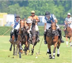  ?? FOTO:HOMÜ ?? Tito Ruiz Guinazu (Rhein Polo Club/li.) im Zweikampf mit Eduardo Anga (Mühlen/ r.). Matthias Normann (Rhein Polo Club) beobachtet die Szene.